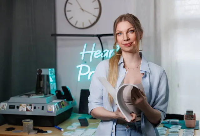 She Makes Fridge Magnets at Home. 800K Sold. $500K/Year.