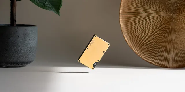 Father & Son Hated Bulky Wallets, Made One From Aluminum Plates, Kickstarted at 22x — $200M/Year With Zero VC
