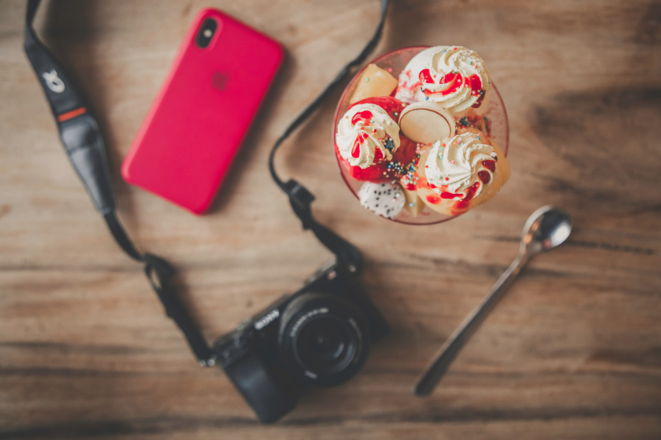 Logging food calories by snapping a photo with a phone (representative)