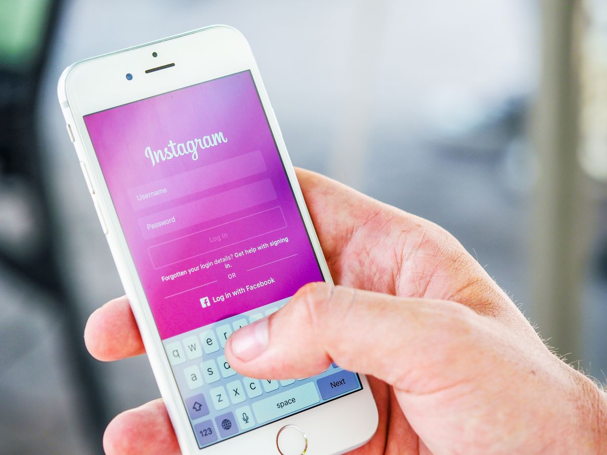 Running an Instagram group-buy market (illustrative)